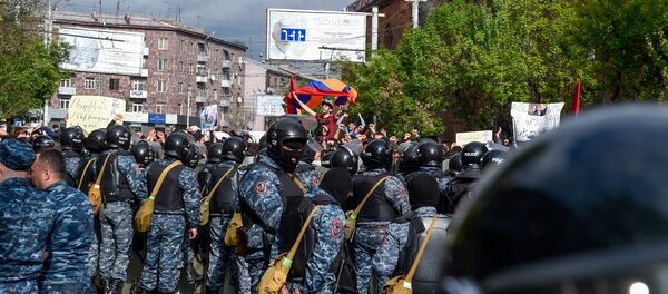 Протестующие перед отделением полиции, где предположительно находится Никол Пашинян (22 апреля 2018). Еревaн - Sputnik Азербайджан