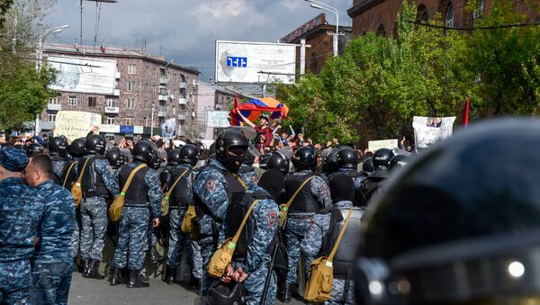 Протестующие перед отделением полиции, где предположительно находится Никол Пашинян (22 апреля 2018). Еревaн - Sputnik Азербайджан
