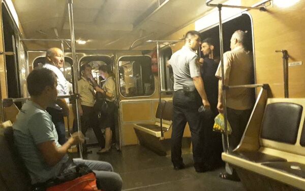 Эвакуация жителей из вагонов метро в туннеле между станциями Гянджлик и Нариман Нариманов - Sputnik Азербайджан