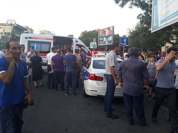 Автомобили полиции и скорой помощи у выхода станции метро Нариман Нариманов. 3 июля 2018 года Автомобили полиции и скорой помощи у выхода станции метро Нариман Нариманов. 3 июля 2018 года - Sputnik Азербайджан