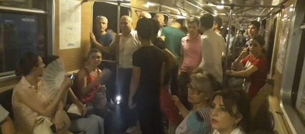 В метрополитене Баку из за блэкаута встали поезда В метрополитене Баку из за блэкаута встали поезда - Sputnik Азербайджан