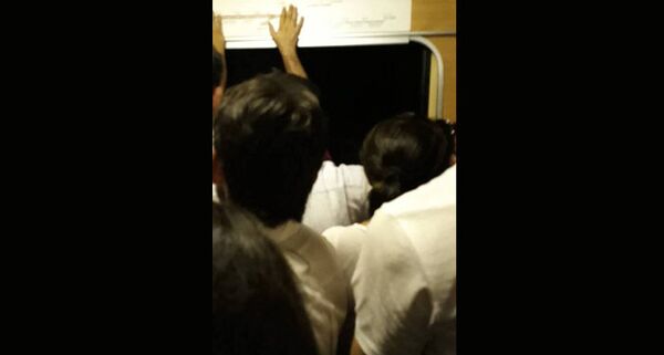 Эвакуация жителей из вагонов метро в туннеле между станциями Гянджлик и Нариман Нариманов - Sputnik Азербайджан