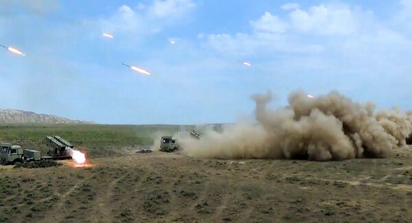 Этап широкомасштабных учений с боевой стрельбой Этап широкомасштабных учений с боевой стрельбой - Sputnik Азербайджан