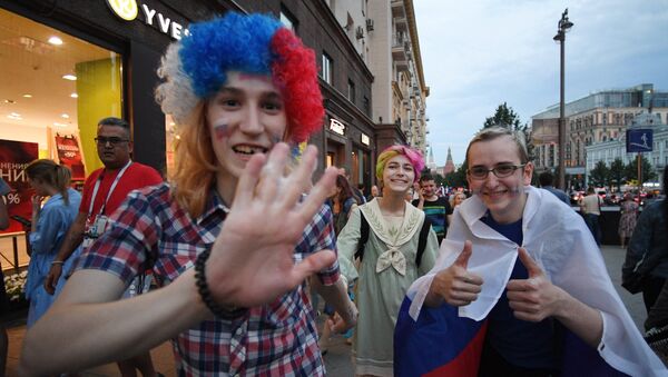 Болельщики празднуют победу сборной России - Sputnik Азербайджан