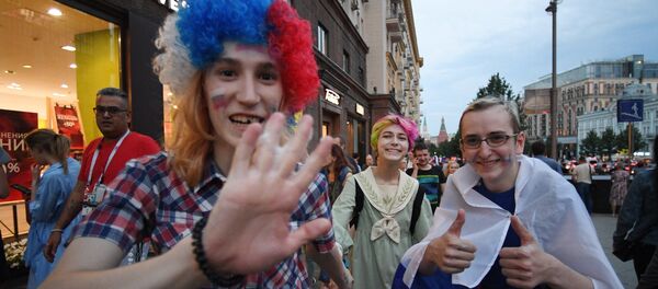 Болельщики празднуют победу сборной России Болельщики празднуют победу сборной России - Sputnik Азербайджан