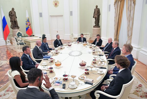 Президент РФ Владимир Путин во время встречи с легендами мирового футбола Президент РФ Владимир Путин во время встречи с легендами мирового футбола - Sputnik Азербайджан