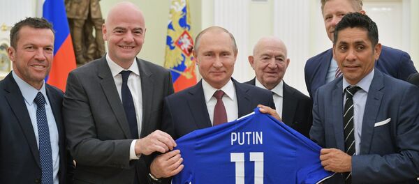 Президент РФ В. Путин встретился с легендами мирового футбола - Sputnik Азербайджан