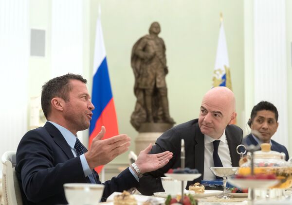 Футболист сборной Германии Лотар Маттеус, глава Международной федерации футбола (ФИФА) Джанни Инфантино и мексиканский футболист Хорхе Кампос Наваррете (слева направо) во время встречи президента РФ Владимира Путина с легендами мирового футбола Футболист сборной Германии Лотар Маттеус, глава Международной федерации футбола (ФИФА) Джанни Инфантино и мексиканский футболист Хорхе Кампос Наваррете (слева направо) во время встречи президента РФ Владимира Путина с легендами мирового футбола - Sputnik Азербайджан