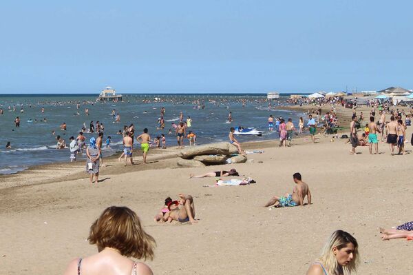 Здравствуй, море: как отдохнуть на пляже и выжить Здравствуй, море: как отдохнуть на пляже и выжить - Sputnik Азербайджан