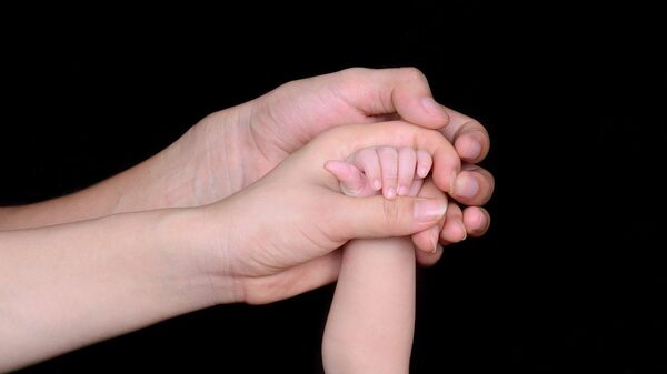 Руки мужчины, женщины и ребенка, фото из архива - Sputnik Azərbaycan