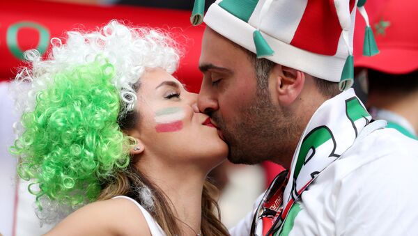 Целующиеся фанаты во время матча между команадами Марокко и Ирана - Sputnik Азербайджан