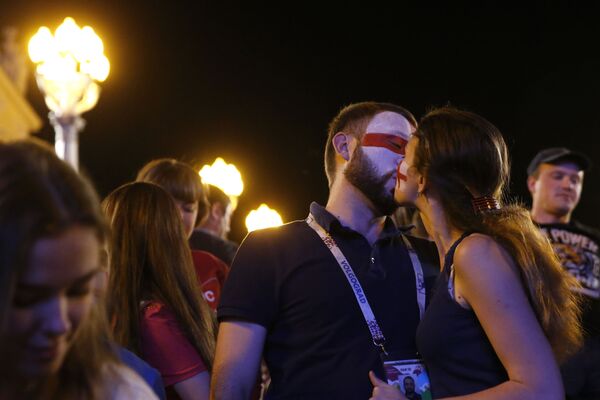 Английские болельщики целуются во время матча между командами Англии и Туниса в Волгограде - Sputnik Азербайджан