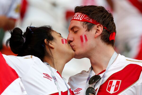 Перуанские фанаты целуются во время матча между сборными Дании и Перу на стадионе в Саранске - Sputnik Азербайджан