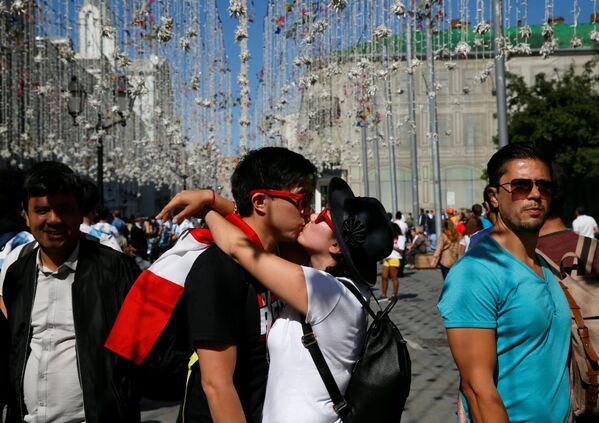 Перуанские болельщики целуются в центре Москвы в дни чемпионата мира по футболу-2018 - Sputnik Азербайджан