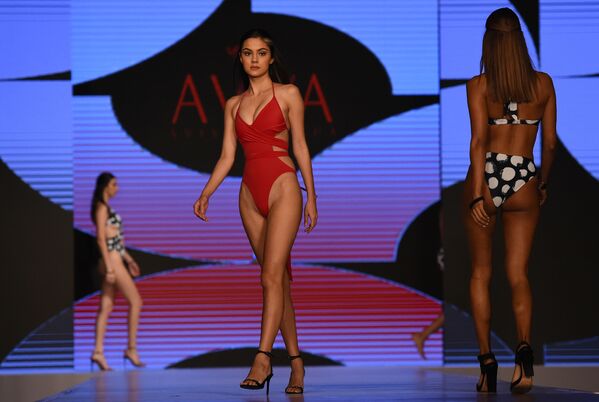 Модели представляют коллекцию бренда Aviva на Наделе пляжной моды в Коломбо, Шри-Ланка - Sputnik Азербайджан