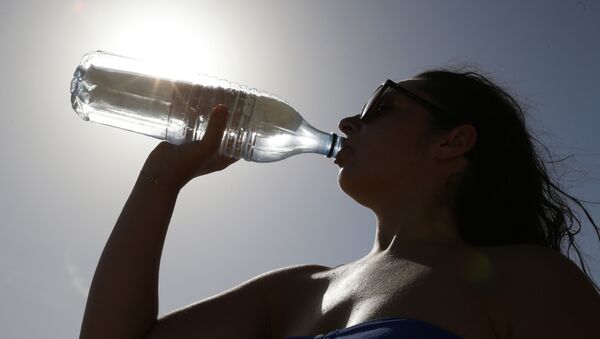 Девушка пьет воду в жаркую погоду, фото из архива - Sputnik Азербайджан