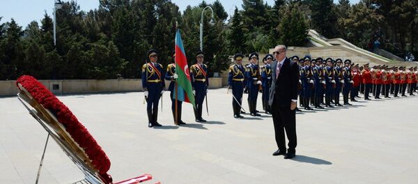 Президент Турецкой Республики Реджеп Тайип Эрдоган во время посещения Аллеи шехидов в Баку. 10 июля 2018 года Президент Турецкой Республики Реджеп Тайип Эрдоган во время посещения Аллеи шехидов в Баку. 10 июля 2018 года - Sputnik Азербайджан