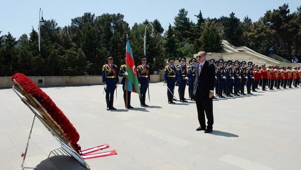 Президент Турецкой Республики Реджеп Тайип Эрдоган во время посещения Аллеи шехидов в Баку. 10 июля 2018 года - Sputnik Азербайджан