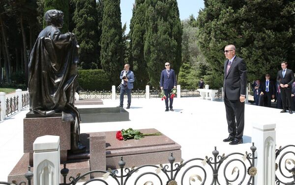 Президент Турецкой Республики Реджеп Тайип Эрдоган во время посещения могилы Зарифы Алиевой в Баку. 10 июля 2018 года - Sputnik Азербайджан