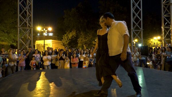 Танец любви исполнили на берегу Каспия - Sputnik Азербайджан