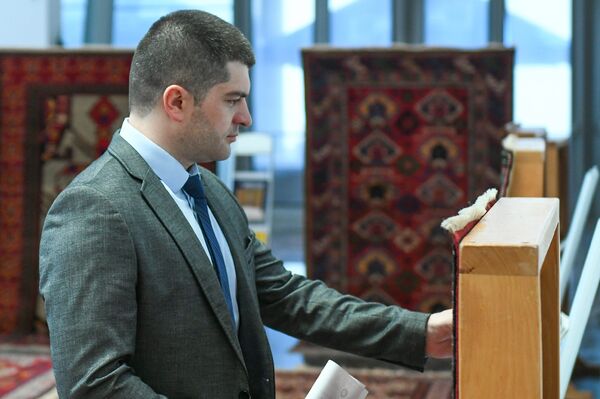 Выставка ковров “Умелые руки, волшебные нити” в Баку - Sputnik Азербайджан