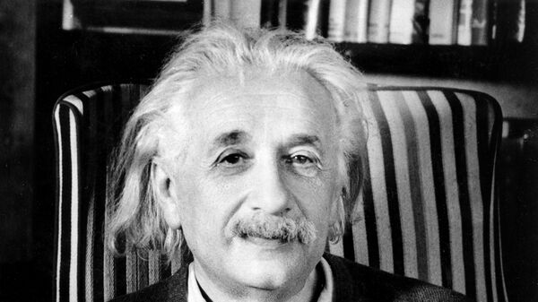 Профессор Альберт Эйнштейн в 1941 году - Sputnik Азербайджан