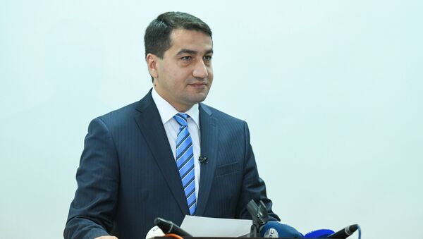 Официальный представитель министерства иностранных дел Азербайджана Хикмет Гаджиев в ходе пресс-конференции в Баку, 11 июля 2018 года - Sputnik Азербайджан