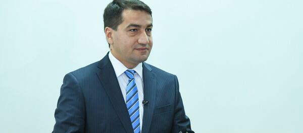Официальный представитель министерства иностранных дел Азербайджана Хикмет Гаджиев в ходе пресс-конференции в Баку, 11 июля 2018 года Официальный представитель министерства иностранных дел Азербайджана Хикмет Гаджиев в ходе пресс-конференции в Баку, 11 июля 2018 года - Sputnik Азербайджан