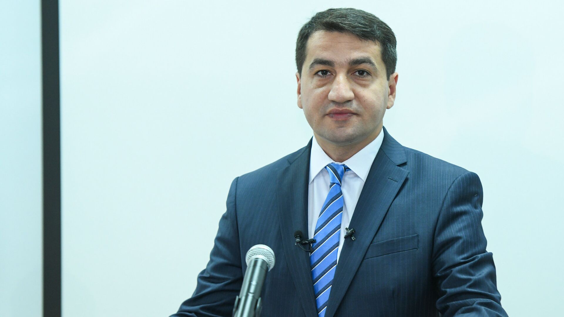 Официальный представитель министерства иностранных дел Азербайджана Хикмет Гаджиев в ходе пресс-конференции в Баку, 11 июля 2018 года - Sputnik Азербайджан, 1920, 02.05.2022