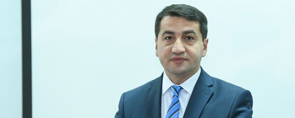Официальный представитель министерства иностранных дел Азербайджана Хикмет Гаджиев в ходе пресс-конференции в Баку, 11 июля 2018 года - Sputnik Азербайджан