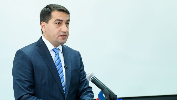 Официальный представитель министерства иностранных дел Азербайджана Хикмет Гаджиев в ходе пресс-конференции в Баку, 11 июля 2018 года - Sputnik Азербайджан