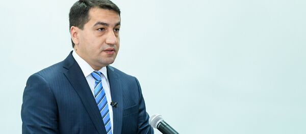 Официальный представитель министерства иностранных дел Азербайджана Хикмет Гаджиев в ходе пресс-конференции в Баку, 11 июля 2018 года Официальный представитель министерства иностранных дел Азербайджана Хикмет Гаджиев в ходе пресс-конференции в Баку, 11 июля 2018 года - Sputnik Азербайджан