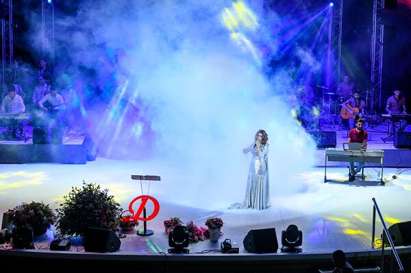 Концерт певицы Damla (Дамла) на сцене Зеленого театра в Баку - Sputnik Азербайджан