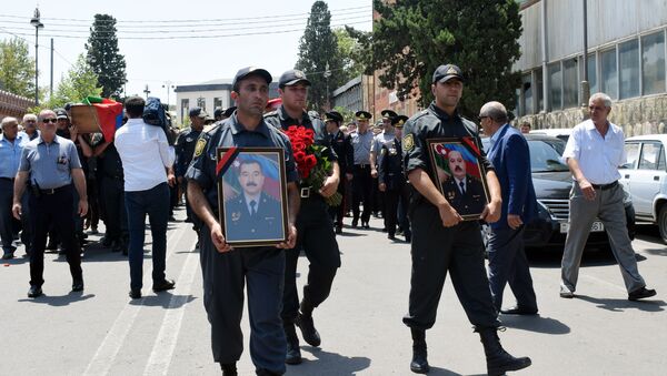 Церемония прощания с сотрудниками полиции, погибшими в ходе предотвращения беспорядков в Гяндже, 11 июля 2018 года - Sputnik Азербайджан
