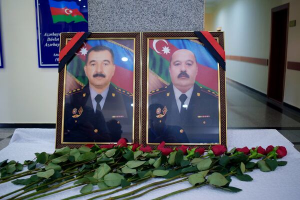 Портреты замначальника Главного управления полиции Гянджи, полковника полиции Ильгара Балакишиева (слева) и замначальника полиции Низаминского района Гянджи, полковник-лейтенанта Самеда Аббасова Портреты замначальника Главного управления полиции Гянджи, полковника полиции Ильгара Балакишиева (слева) и замначальника полиции Низаминского района Гянджи, полковник-лейтенанта Самеда Аббасова - Sputnik Азербайджан