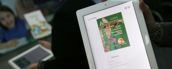 Электронный учебник, фото из архива Электронный учебник, фото из архива - Sputnik Азербайджан