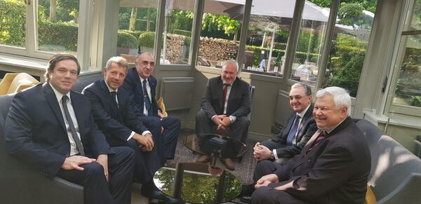 Встреча глав МИД Азербайджана и Армении Эльмара Мамедъярова и Зограба Мнацаканяна. Брюссель, 11 июля 2018 года - Sputnik Азербайджан