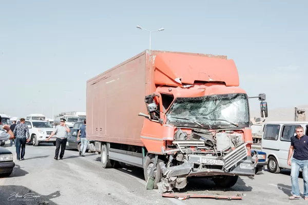 ДТП с участием грузовика и пассажирского автобуса в Баку, 12 июля 2018 года  - Sputnik Азербайджан