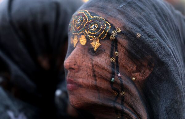 Одетая в традиционный наряд участница фестиваля Tan-Tan Moussem Berber в городе Тан-Тан, Марокко - Sputnik Азербайджан