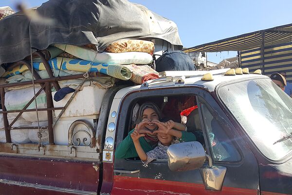 Сирийцы покидают лагерь беженцев близ города Арсаль к востоку от Лабвеха - Sputnik Азербайджан