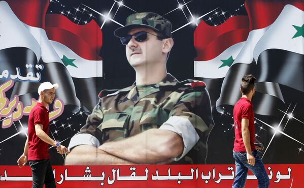 Плакат, изображающий президента Сирии Башара Асада, на улице в центре Дамаска - Sputnik Азербайджан
