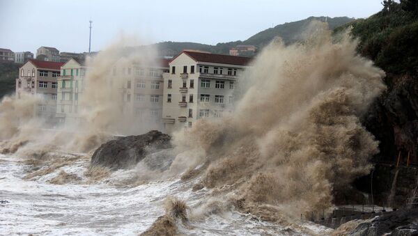 Волны во время тайфуна, архивное фото - Sputnik Азербайджан
