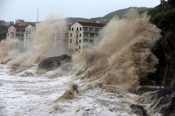 Волны во время тайфуна Мария в китайской провинции Чжэцзян - Sputnik Азербайджан