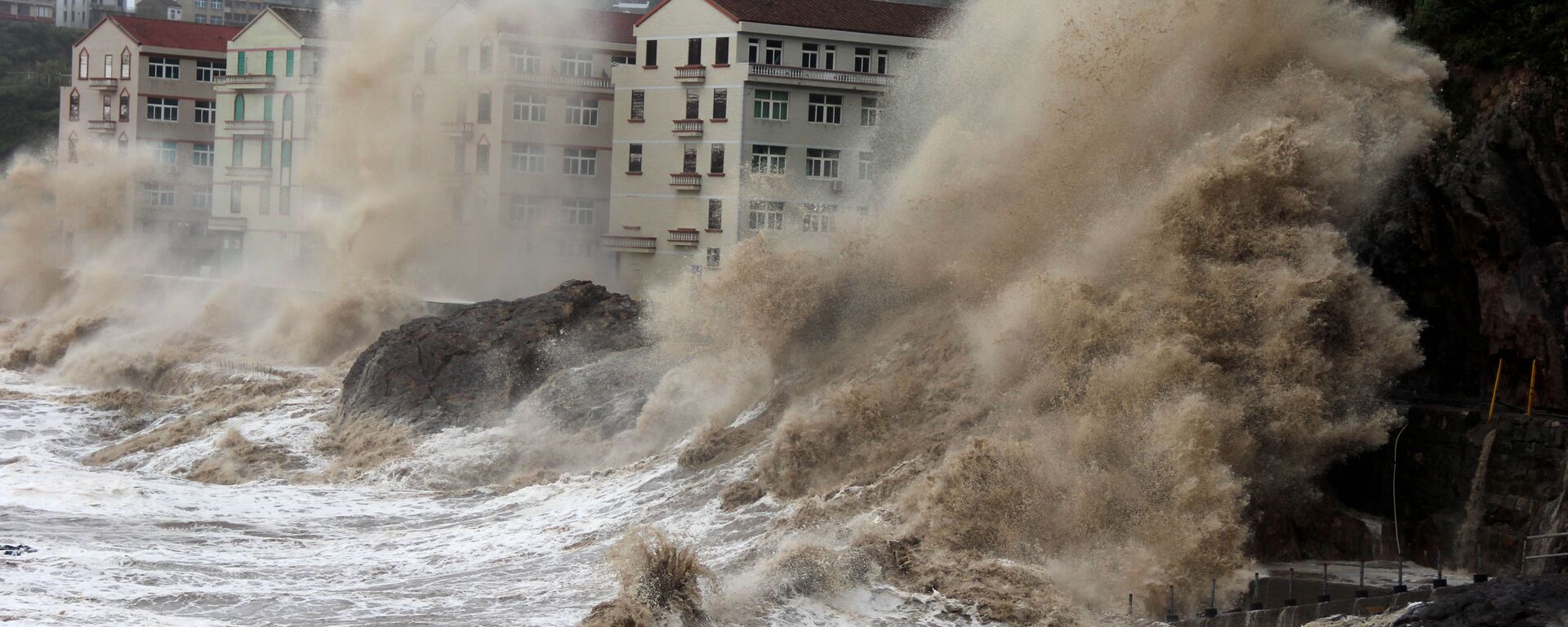Волны во время тайфуна Мария в китайской провинции Чжэцзян - Sputnik Азербайджан, 1920, 14.08.2023