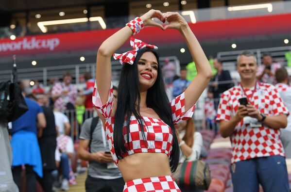 Болельщица сборной Хорватии перед полуфинальным матчем чемпионата мира по футболу между сборными Хорватии и Англии - Sputnik Азербайджан