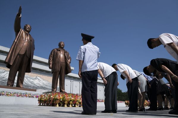 Жители Северной Кореи отдают дань уважения перед статуями Ким Ир Сена и Ким Чен Ира в Пхеньяне в преддверии годовщины смерти Ким Ир Сена - Sputnik Азербайджан
