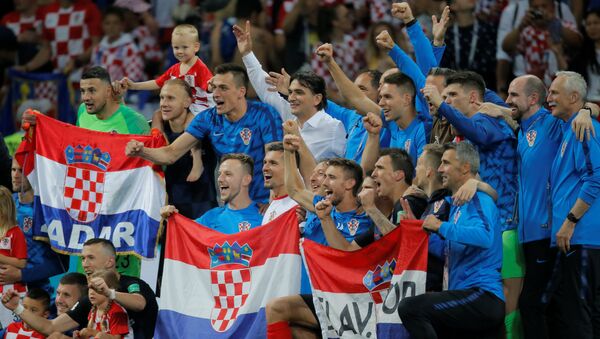 Игроки и тренерский штаб сборной Хорватии по футболу после игры с Англией, 11 июля 2018 года - Sputnik Азербайджан
