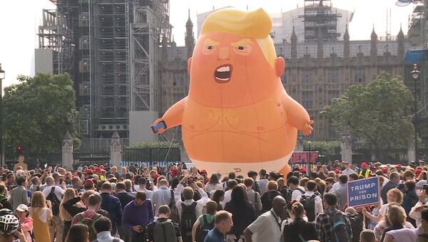 Гигантский шар малыша Трампа подняли в воздух в Лондоне - Sputnik Азербайджан