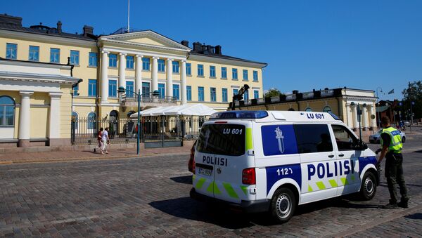 Helsinkidəki Prezident sarayı qarşısında dayanmış polis avtomobili, 14 iyul 2018-ci il - Sputnik Azərbaycan