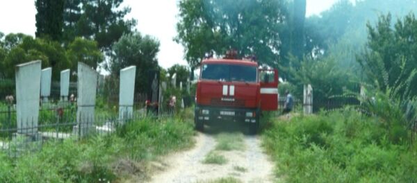Автомобиль Бардинской районной службы Пожарной охраны МЧС АР на территории кладбища, где произошел пожар, 14 июля 2018 года - Sputnik Азербайджан